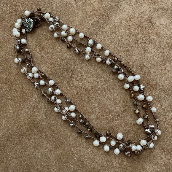 ARTISAN Necklace “Pearl Amor” on Medium Brown Long Crocheted Wrap - Picture 7 of 13
